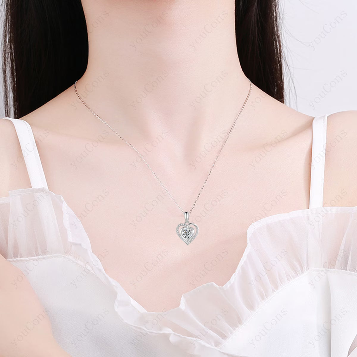 Set Cadou Romantic – Trandafiri Albi cu Colier Inimă din Piatră Norocoasă